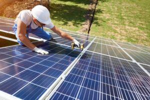Provozovatel malé fotovoltaiky: Stát solárníky stále diskriminuje